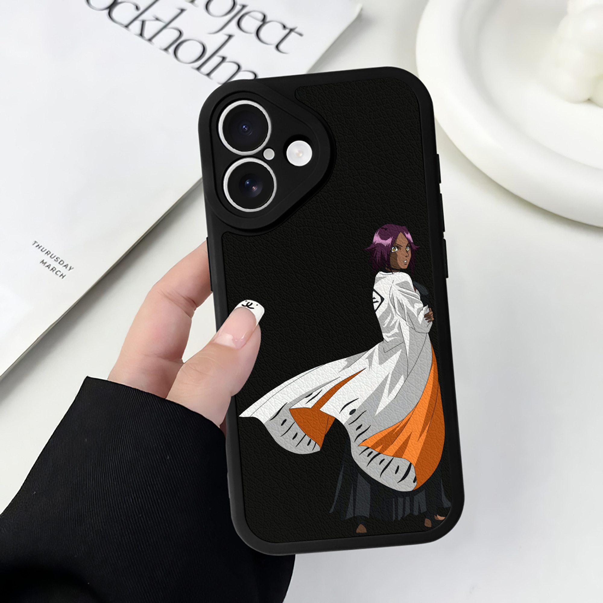 （画像用） ブリーチ 四楓院 夜一（しほういん よるいち） BLEACH Shihouin Yoruichi 【iPhone 16シリーズ対応】シリコンスマホケース（レザー調） 材質：シリコン